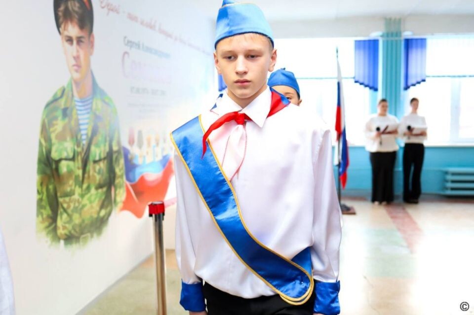    В барнаульской школе № 113 имени Сергея Семенова открыли мурал памяти героя. Источник: Администрация Барнаула