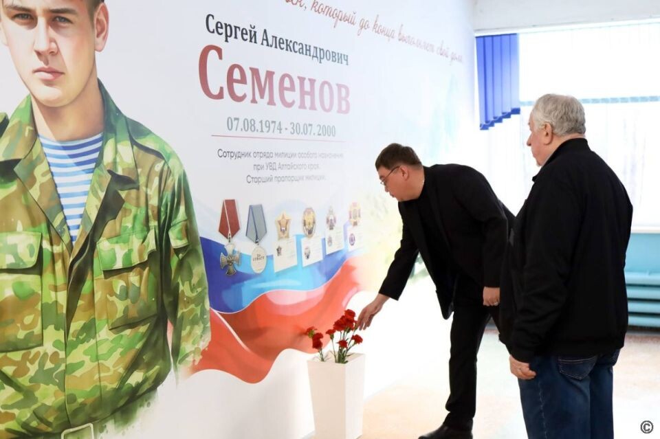    В барнаульской школе № 113 имени Сергея Семенова открыли мурал памяти героя. Источник: Администрация Барнаула