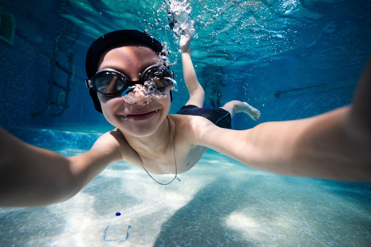 Каждому человеку важно уметь плавать, и получить этот навык желательно еще в детстве