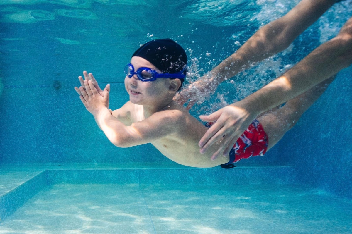 С года ребенок может перейти на занятия в большой детский бассейн