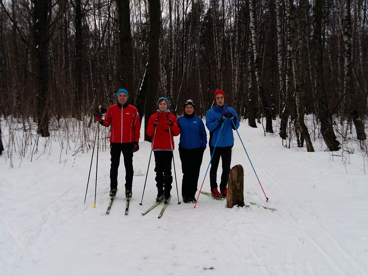 Три горнолыжника и одна "горе- лыжник".