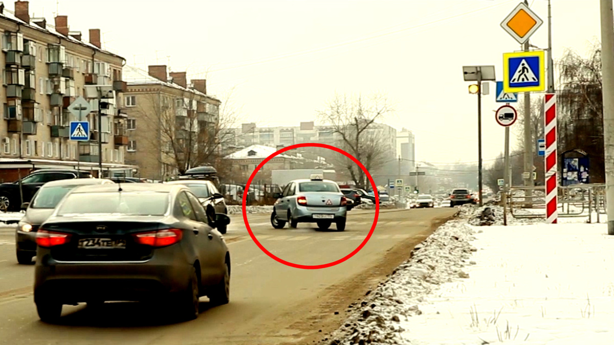 Задание было "На регулируемом перекрестке...". Однако, кандидат в водители поворачивает на нерегулируемом