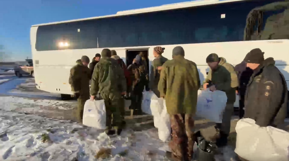    Возвращение российских военнослужащих из украинского плена. Источник: Кадр из видео минобороны