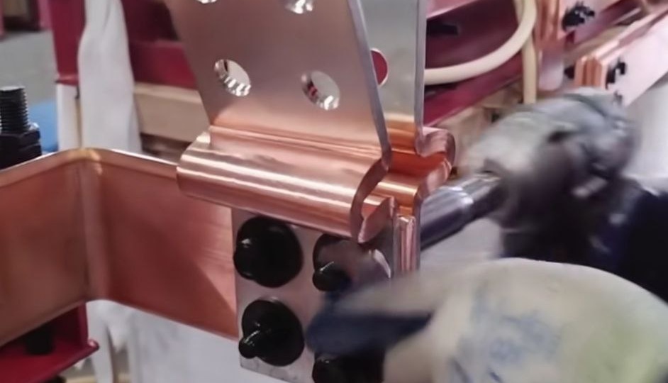 Как изготавливают гибкие шинные компенсаторы, и почему их контактные площадки «белые»