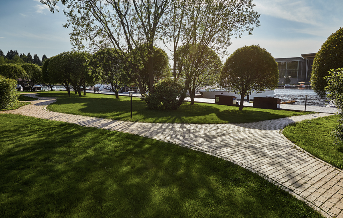 территория яхт-клуба Скайривер в Подмосковье