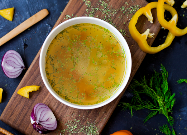 <a href="https://ru.freepik.com/free-photo/vegetable-soup-with-sliced-yellow-paper_7303409.htm#fromView=search&page=1&position=0&uuid=1e2d4772-66b1-4a6b-a50c-182818a98114&query=%D0%BA%D1%83%D1%80%D0%B8%D0%BD%D1%8B%D0%B9+%D0%B1%D1%83%D0%BB%D1%8C%D0%BE%D0%BD">Изображение от KamranAydinov на Freepik</a>