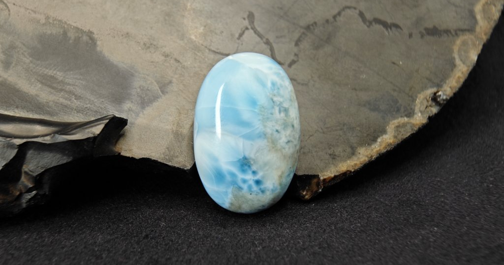 Ларимар: что это за камень и почему он так ценится