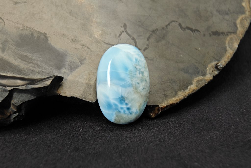 Ларимар: что это за камень и почему он так ценится