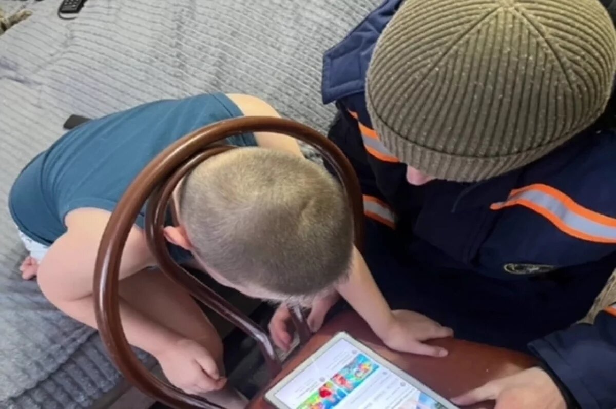    Новосибирские спасатели освободили мальчика, застрявшего головой в стуле