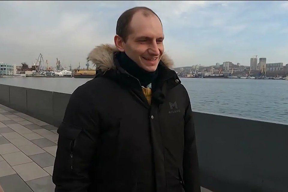    Бывший чиновник Бундесвера Дмитрий Берг, проживший в Германии более 30 лет, внезапно перебрался в Россию. www.youtube.com