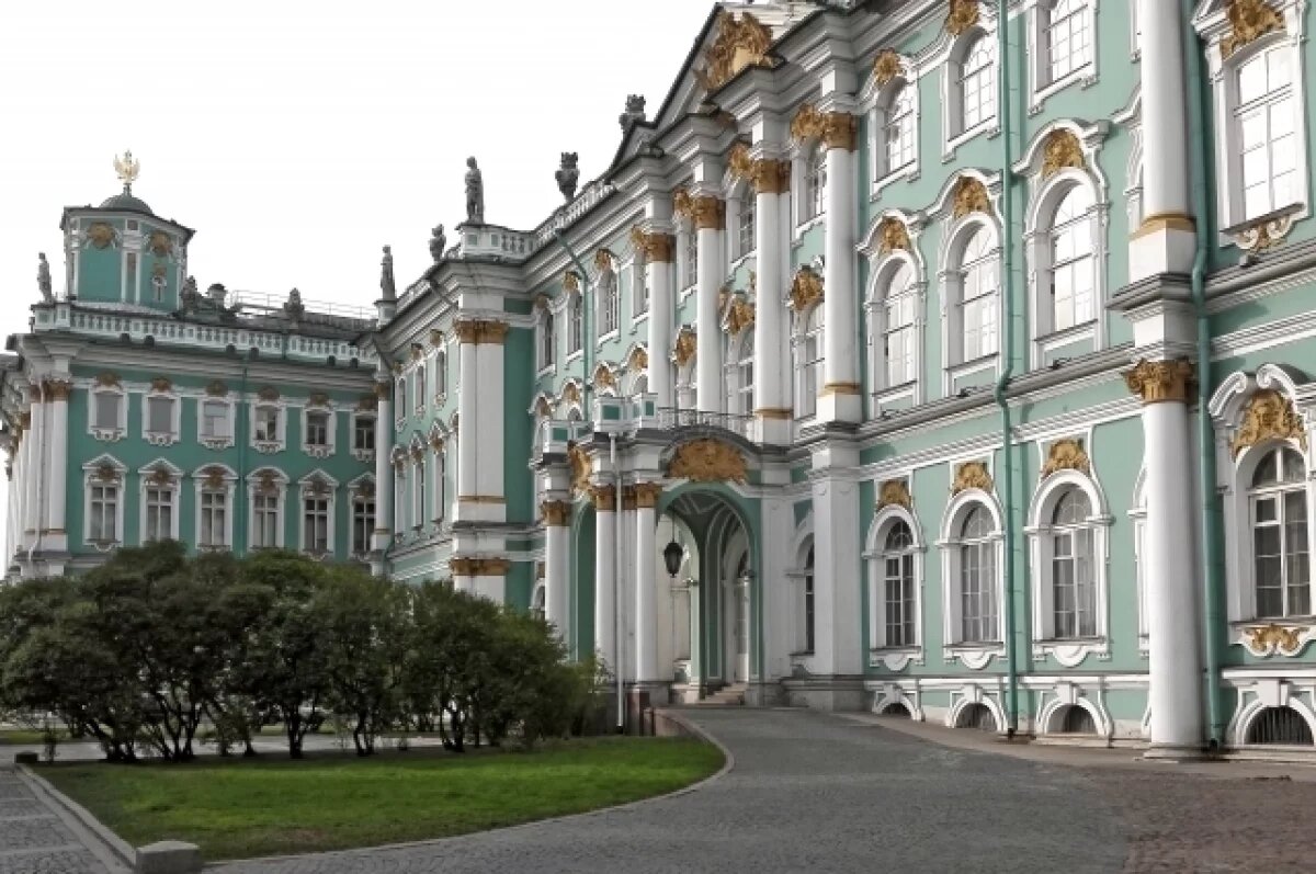    Посетитель Эрмитажа отдохнул на троне XVIII века за 800 тысяч рублей