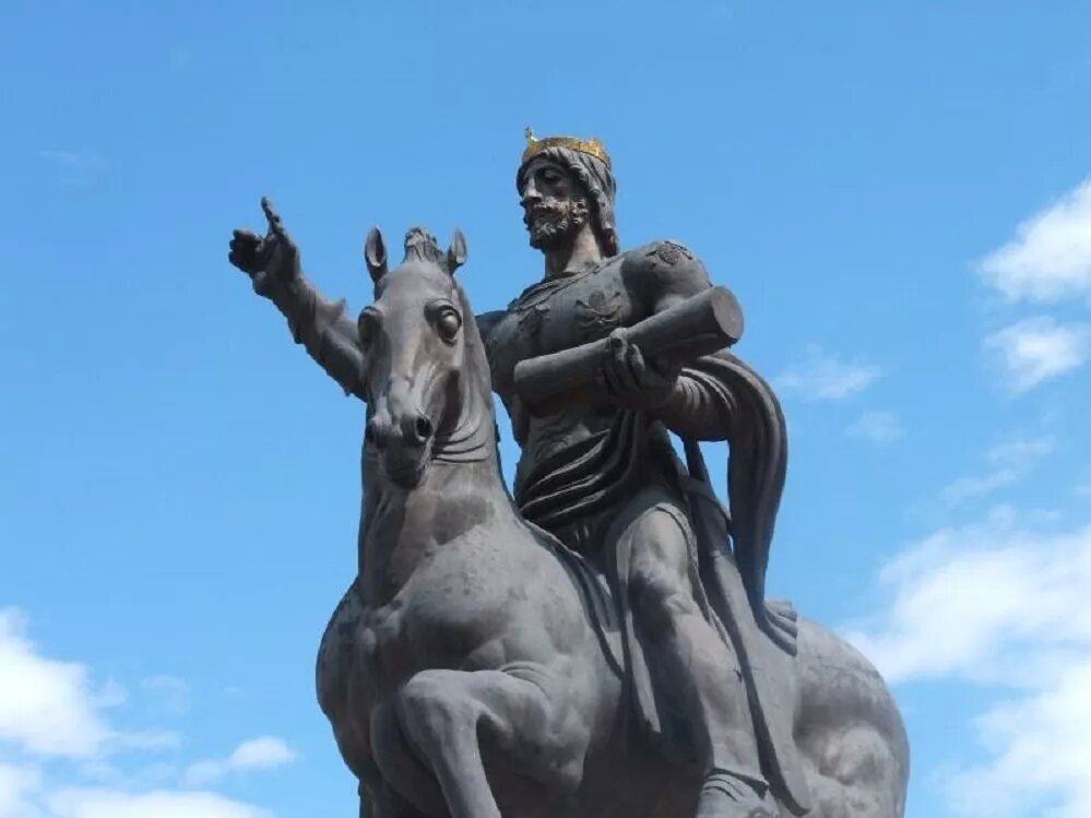 Памятник Давиду Строителю в Тбилиси.
