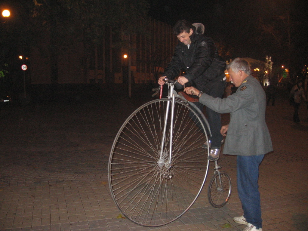 Впервые забираюсь на велосипед "Пенни-фартинг"