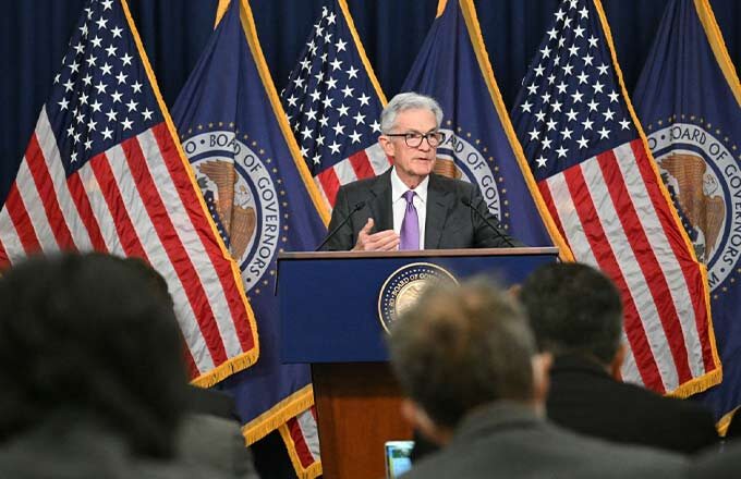 На заседании Федеральной резервной системы (ФРС) США, которое пройдёт сегодня, 10 декабря, ожидается, что ключевую ставку (Fed Funds Rate) снизят стандартным шагом 0,25 процентного пункта — до 3,75–4%