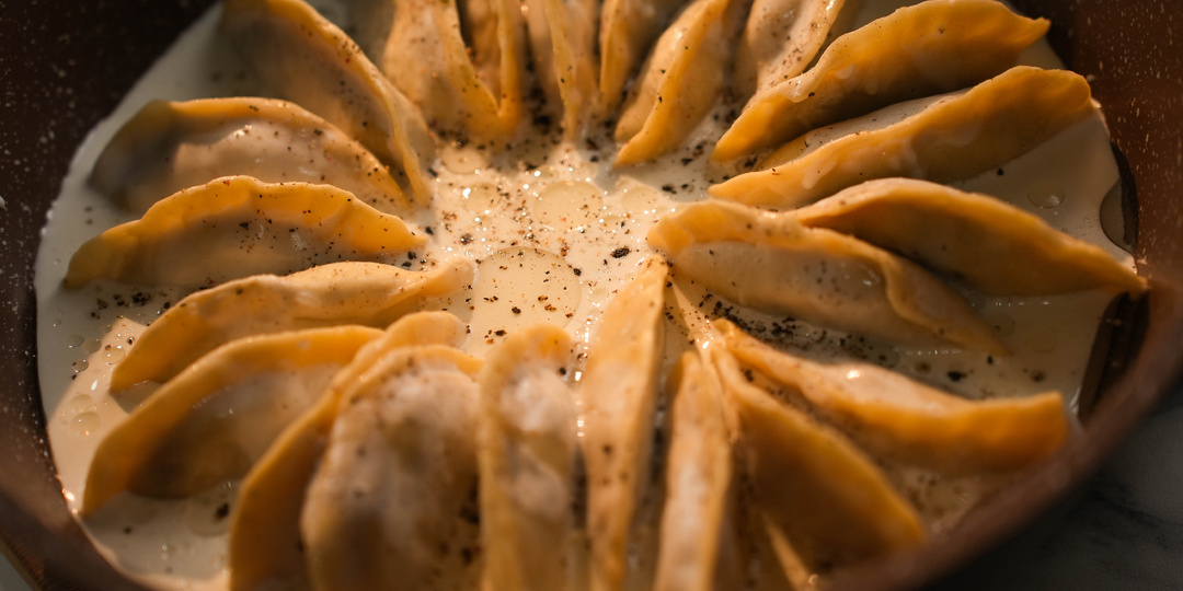 Когда лень готовить, я достаю из морозилки эти вареники и запекаю в молоке