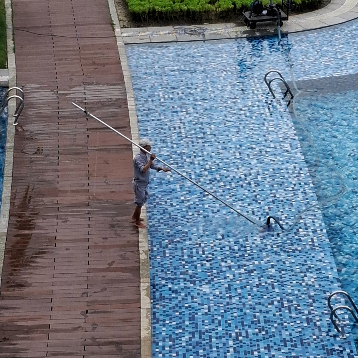 Утреннее очищение бассейна с помощью водного пылесоса