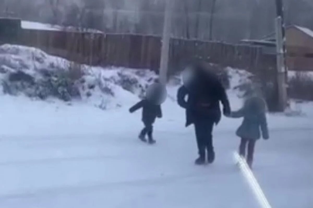    В Кызыле полиция проверила семью после видео с пьяной мамой и двумя детьми