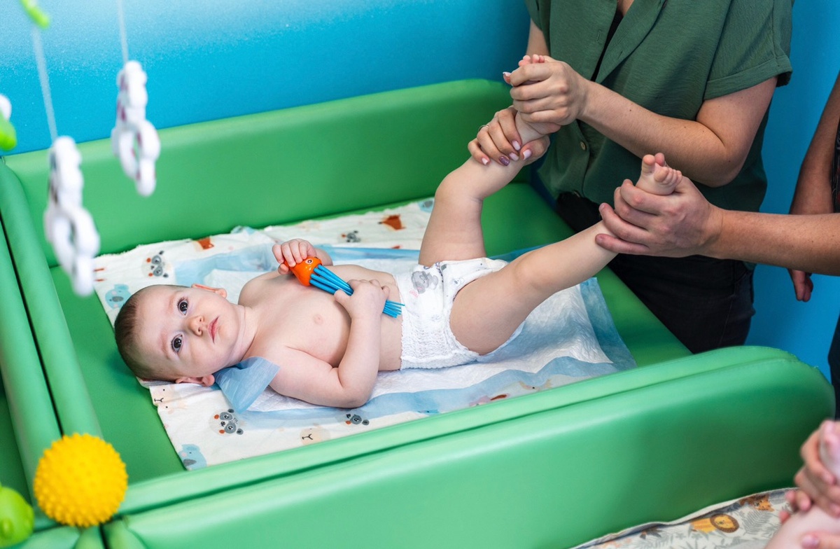 Выявить нарушение тонуса у грудничка можно уже на первом приеме у детского невролога