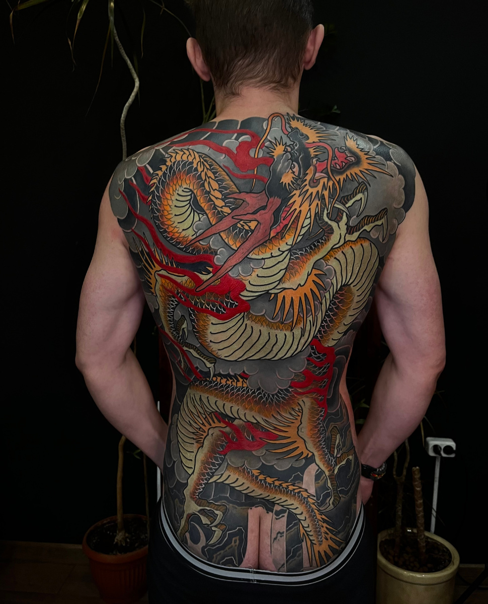 Японский дракон татуировка на спине