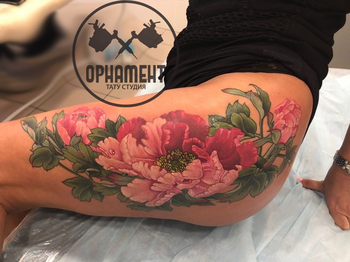 Японская татуировка на бедре