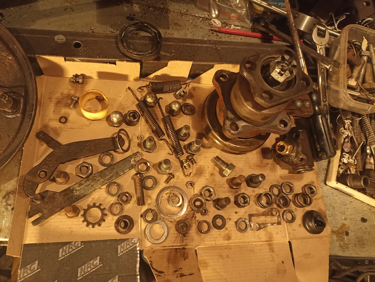 Отмытые и зачищенные детали тормозов