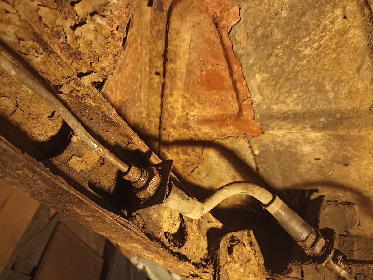 Тормозной шланг. Это он уже зачищен и облит WDшкой в надежде открутить