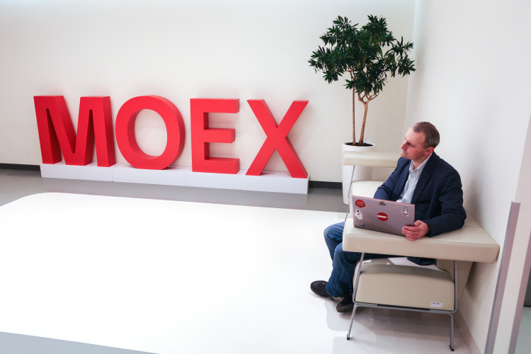    По информации Московской биржи, обыкновенные акции «Башнефти» 10 декабря торгуются около 1480 рублей, привилегированные — 889 рублей за одну бумагу.   
Фото: «БИЗНЕС Online»