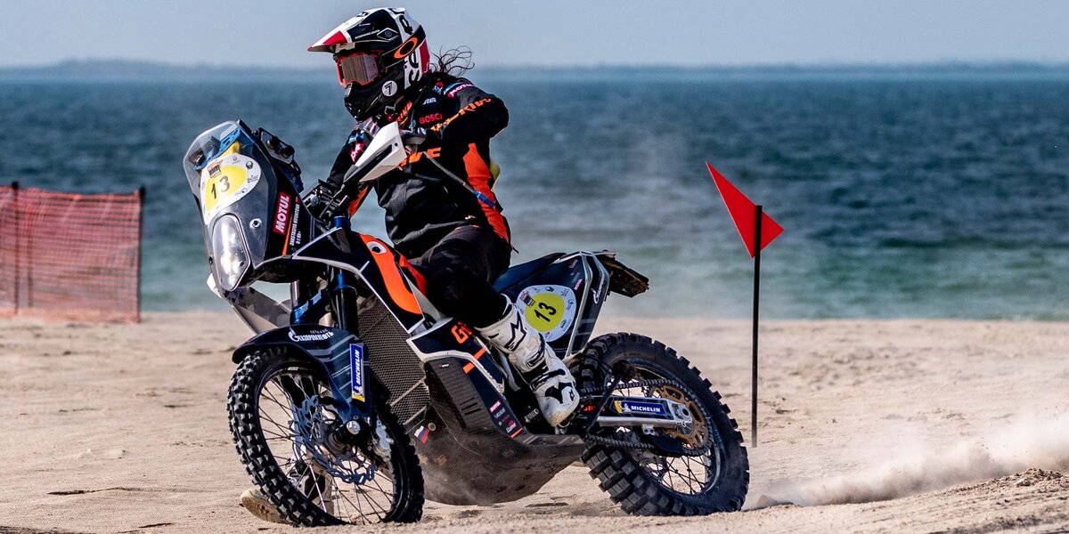 Мотокросс и другие дисциплины мотоспорта могут стать яркой страницей в жизни вашего ребенка. Если есть страхи, то расскажем, что родители должны знать, если сын или дочь просится «погонять на мотике».С какого возраста заниматься мотокроссом ребенку
Детей в секции принимают даже с пяти лет, а уже к десяти годам ребята уже участвуют в международных соревнованиях.Мотоспорт — дело семейное. Не получится просто отдать ребенка в секцию и забыть об этом. Молодые гонщики нуждаются в большой поддержке своих родных. Детям нужно, чтобы родители покупали мотоциклы, болели за них на соревнованиях, помогали справляться с победами и поражениями. В итоге это занятие по-настоящему может сплотить людей.Авто- и мотоспорт считаются чисто мужскими занятиями, но сегодня в секциях нередко можно встретить девочек. Чаще всего они приходят в этот спорт по примеру отца или вслед за старшим братом.Тренеры отмечают, что юные «мотоледи» в дальнейшем не имеют страха скорости, они выносливы и упорны и ни в чем не уступают ребятам.Какие виды мотоспорта бывают
Выбор весьма велик.Мотокросс
Это динамичная гонка по пересеченной местности, где необходимо преодолевать различные препятствия — бугры, трамплины, крутые повороты и земляные гребенки.Эндуро
Упор здесь делается не столько на скорость, сколько на выносливость и техничность преодоления сложных участков.Шоссейно-кольцевые мотогонки
Скоростные заезды на асфальтовом треке. Красивые, зрелищные, очень динамичные.Квадрокросс
Похоже на мотокросс, только ездить придется не на двух, а на четырех колесах.«Мужчины могут сломаться быстрее». Интервью первой в мире гонщицы, проехавшей «Дакар» на мотоцикле без механика