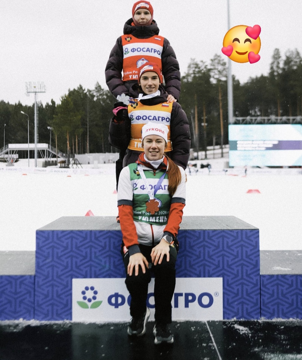 Помните этот "светофор" победительницы гонки на 10 км в Тюмени Алины Пеклецовой (красная майка лидера дистанции), "серебряной" Евгении Крупицкой (жёлтая майка лидера общего зачёта) и "бронзовой" Екатерины Никитиной (зелёная майка дилера молодёжного зачёта) 👏👏👏