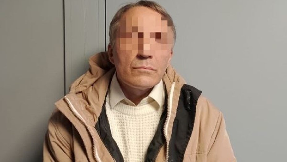 Автор фото: t.me/rosgvard78. Нарушитель, который испортил трон магистра Мальтийского ордена в Эрмитаже.