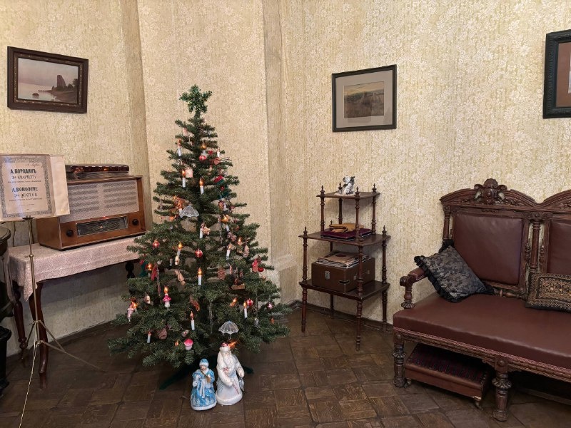 Паркет в гостиной и других комнатах усадьбы натирали до блеска.