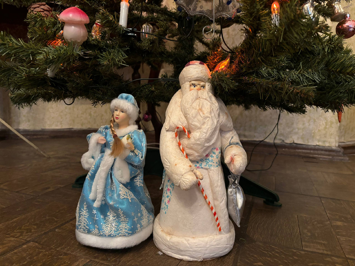 Елочные игрушки глава семейства делал сам. 