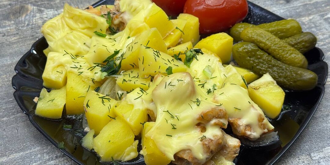 Свинина в кефирном маринаде с картошкой и сыром — рецепт для ленивого вечера