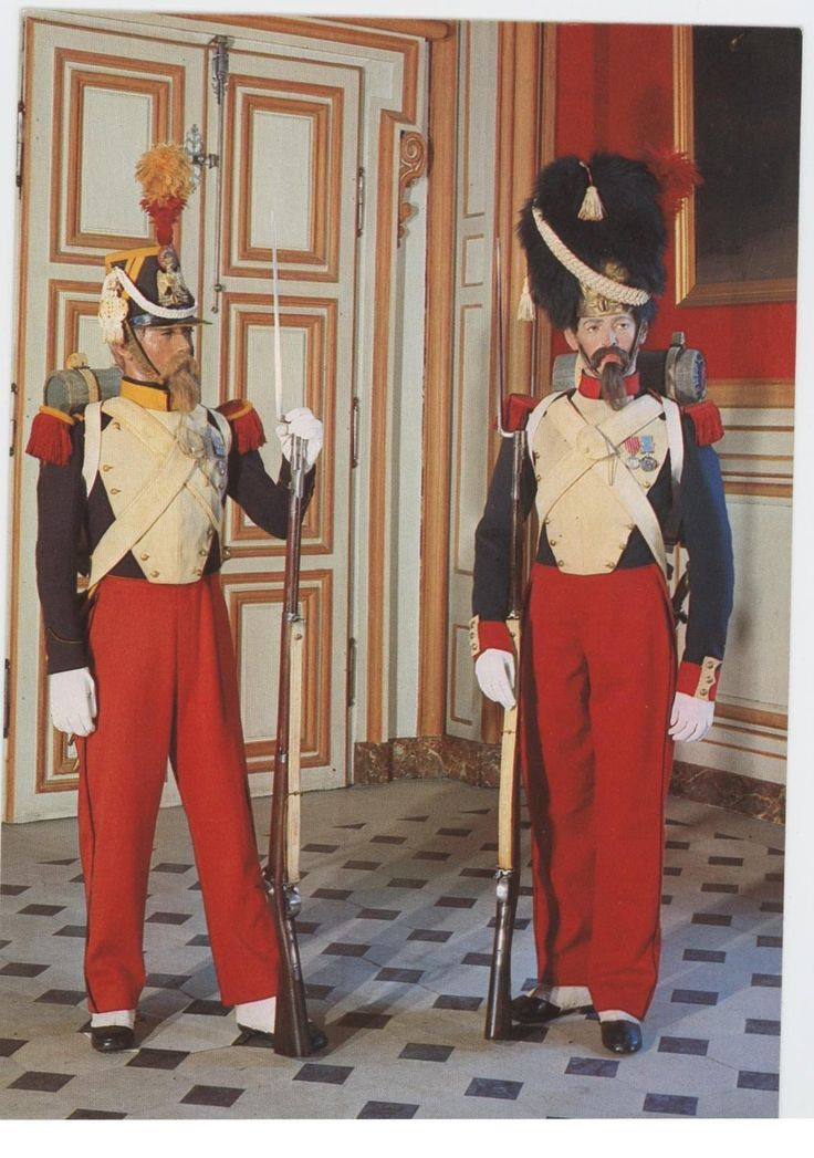 Гвардейские вольтижёр и гренадёр на посту в Елисейском дворце.