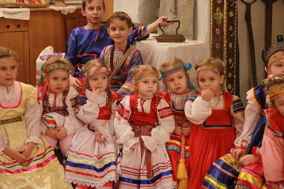    Дети и подростки наряжались в костюмы и водили Мыланку Олег УКЛАДОВ