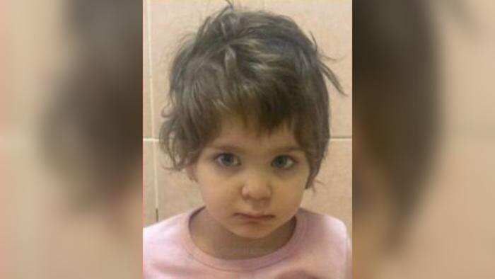 В Воронеже ищут родителей маленькой девочки, которую нашли одну на улице