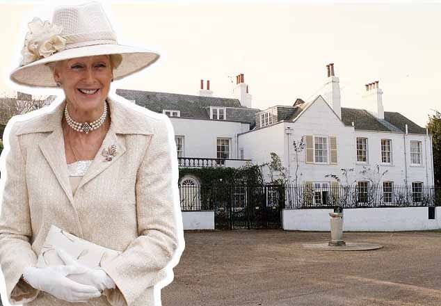 Принцесса Александра на фоне своего дома