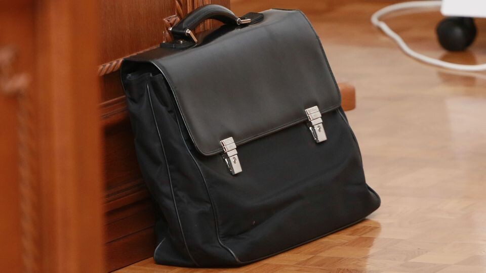    Чиновник. Портфель. Источник: Олег Укладов