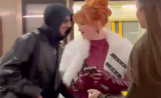 Прохожий потрогал за ягодицы популярную видеоблогершу во время съёмок ролика в метро: что с ним стало?