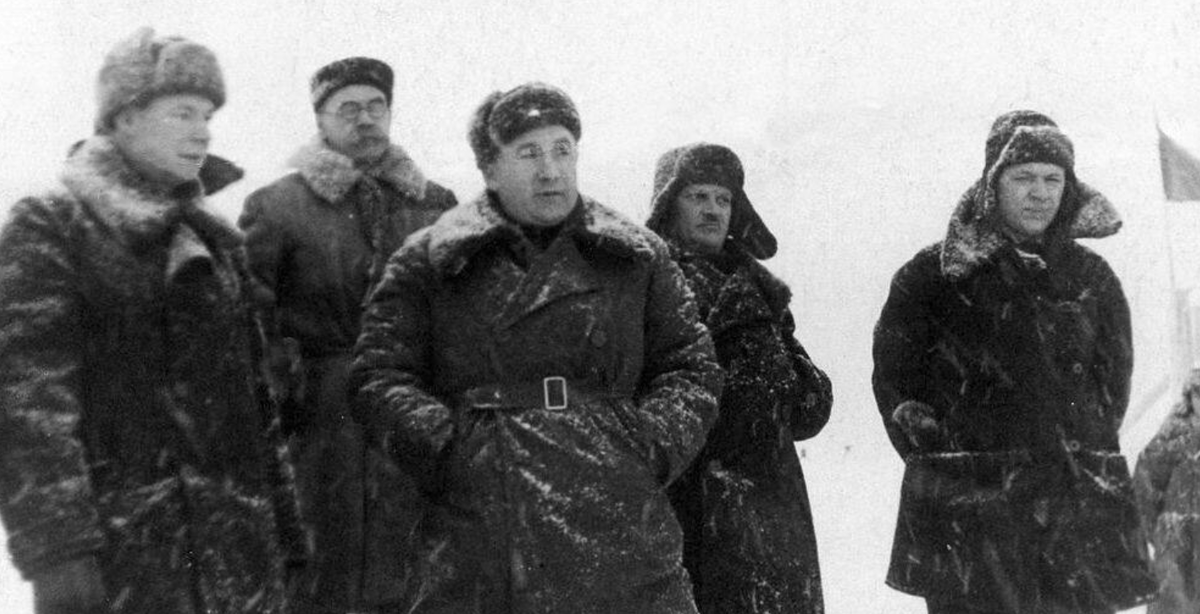 Воркута, 1945. Мальцев среди коллег. Источник: biblioatom.ru