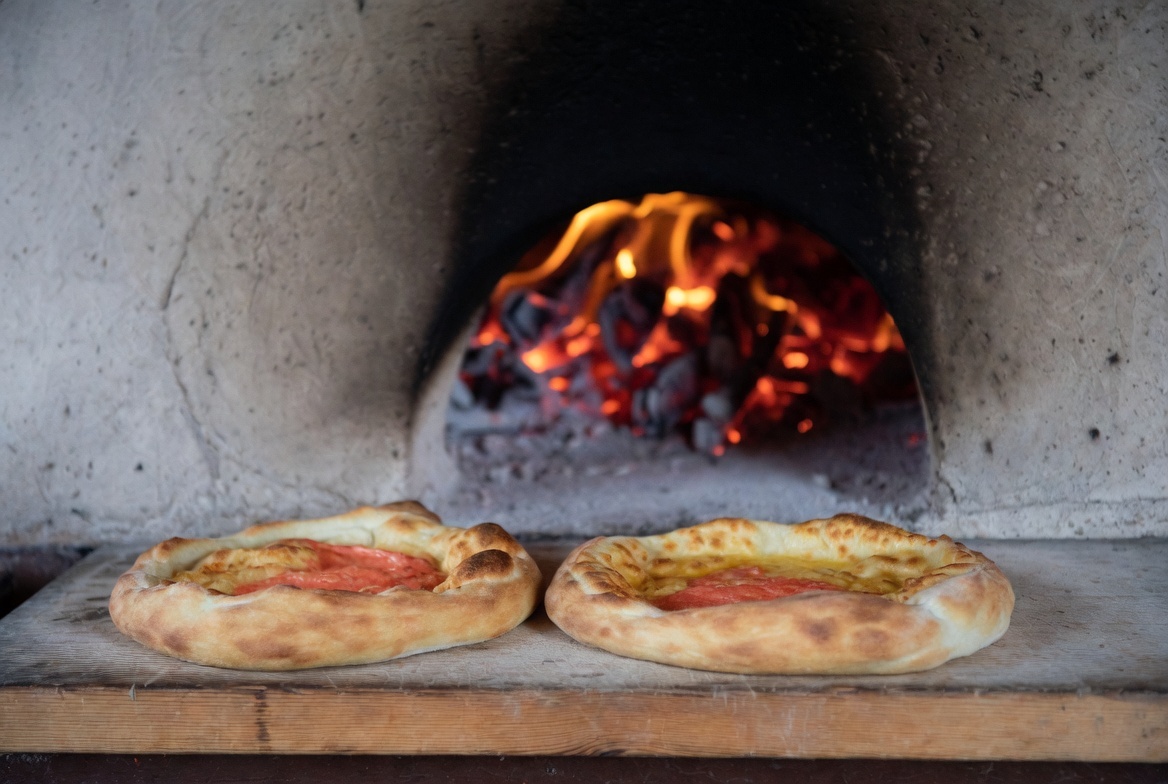 «В золе — не ‘для аромата’, а для дела: низ — 180°C, верх — 220°C. Идеальный жар, который даже духовка не повторит. Но мы попробуем»