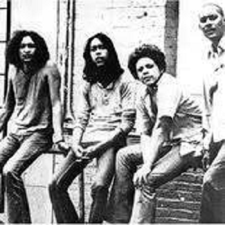 Вместе с южноафриканской рок-группой The Flames в 1969 году. Блонди Чаплин изображён здесь вторым справа, между барабанщиком Рики Фатааром и бассистом Эдрисом "Бразером" Фатааром.