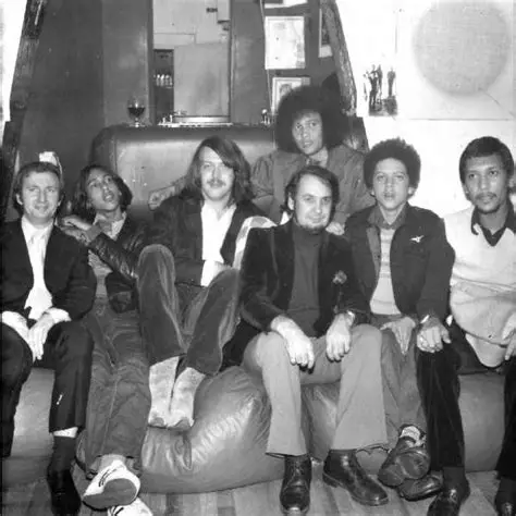 Вместе с южноафриканской рок-группой The Flames в 1970 году. Блонди Чаплин изображён здесь вторым справа, возле бассиста Эдриса "Бразера" Фатаара.