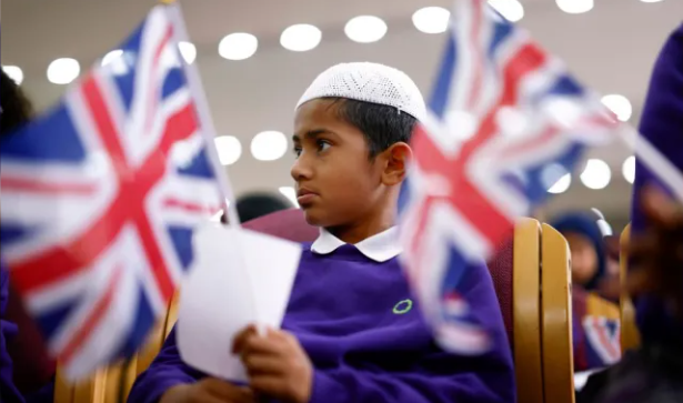 Молодые мусульмане чаще идентифицируют себя со своей верой. (Фото: Джефф Дж. Митчелл, Getty)