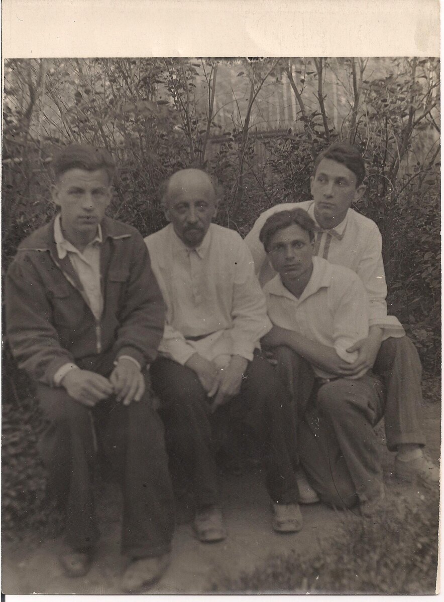 Выпускники и педагог школы "над оврагом": Василий Ткачук, Фриденберг Виктор Эрнестович, Павел Барчунов и Юрий Ломакин