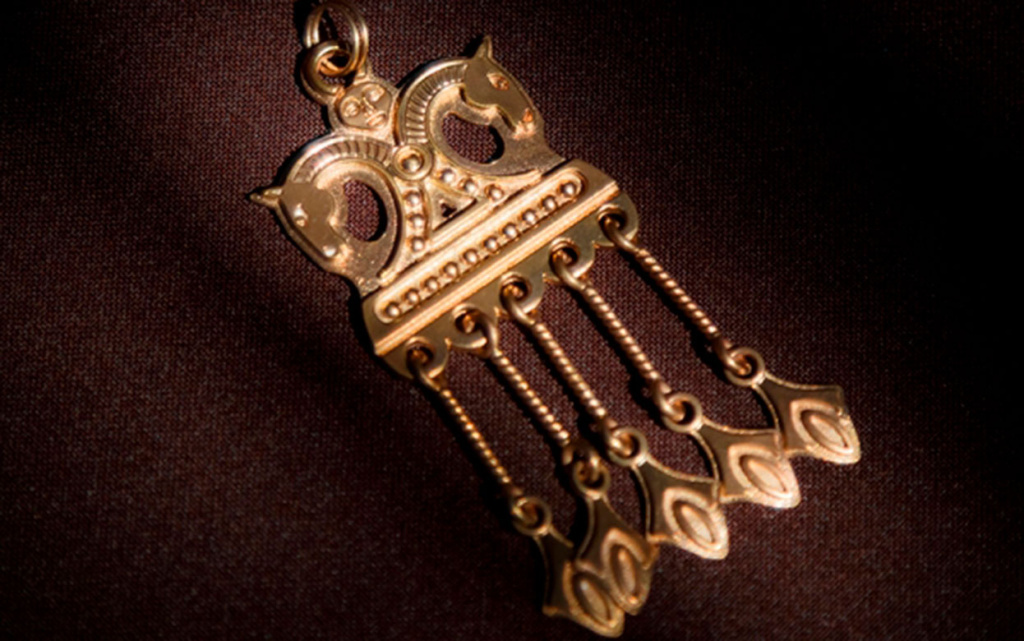  Подвеска «Кони». Обработка металла – П. М. Зорин, бронза. Фото: Глазовский краеведческий музей