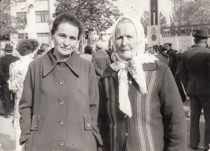      Юлия Никитична Рябова с приемной мамой Марфой Михайловной Пащенко на праздновании Дня Победы в Миллерово. Редакция газеты "Наш край"