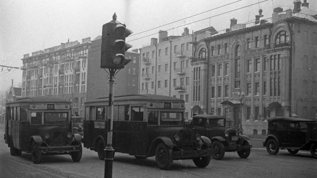    Поток транспорта на улицах Москвы регулирует светофор / Фото: Анатолий Гаранин / РИА Новости