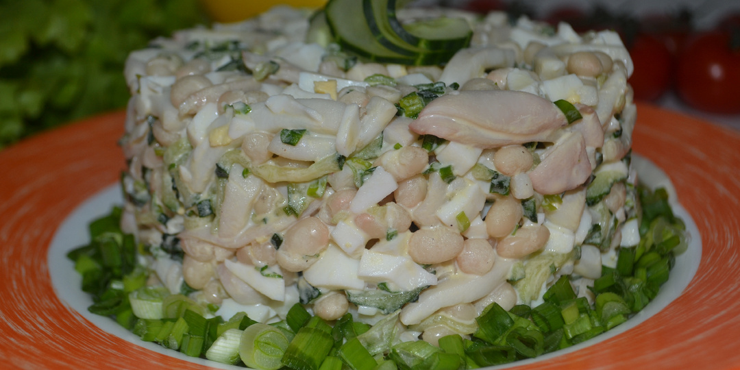 Салат с кальмарами самый вкусный и простой: наш фаворит!