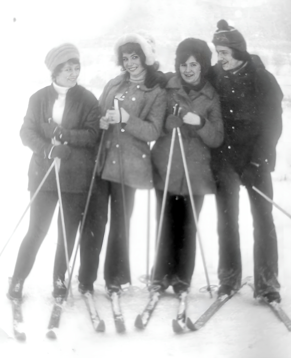 На лыжной прогулке. Оля вторая слева, Нина - третья.